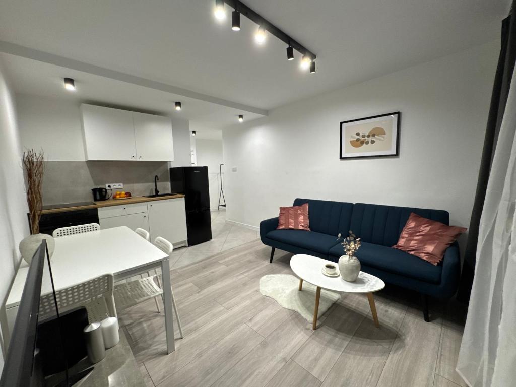 奥斯威辛Apartament Powstańców 17的客厅里有一张沙发和一张桌子。