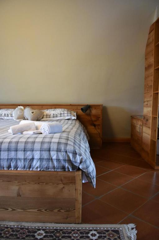 a bedroom with a bed with towels on it at Monica's apartment Mansarda - Stella Alpina in Sauze dʼOulx