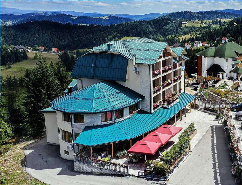 Pemandangan gunung umum atau pemandangan gunung yang diambil dari hotel