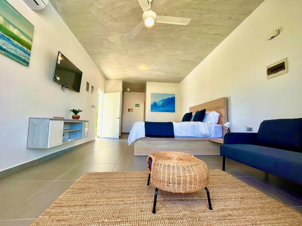 TV a/nebo společenská místnost v ubytování La Curadiña - Encuentro Surf Resort