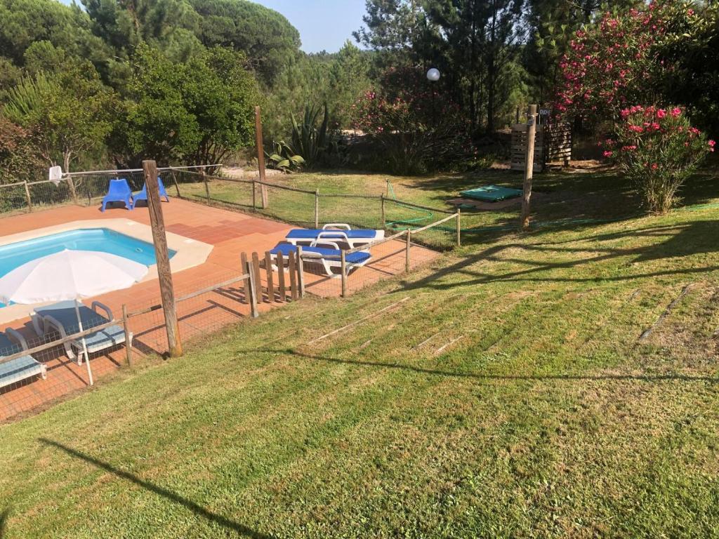 Bazén v ubytování Villa Monte dos Pinheiros nebo v jeho okolí