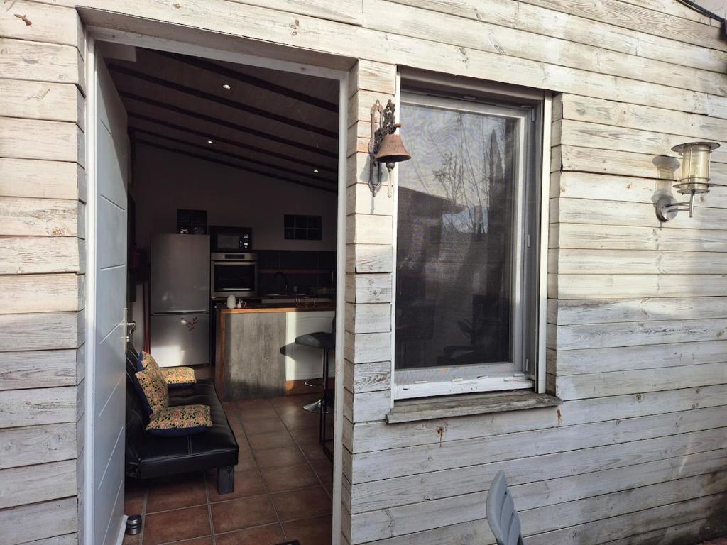 - une vue sur la cuisine depuis l'extérieur de la maison dans l'établissement La maison du bonheur, à Pessac