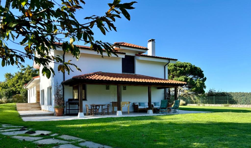 una casa con un cenador en el patio en Maravillosa casa entre el mar y la montaña Selnatur, en Ardines