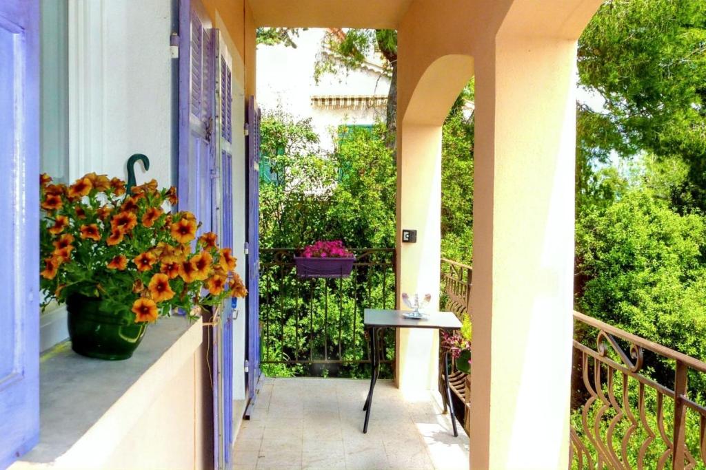un porche avec une plante en pot et un pot de fleurs dans l'établissement Appartement charmant à La Garde, 37 m², terrasse, à La Garde