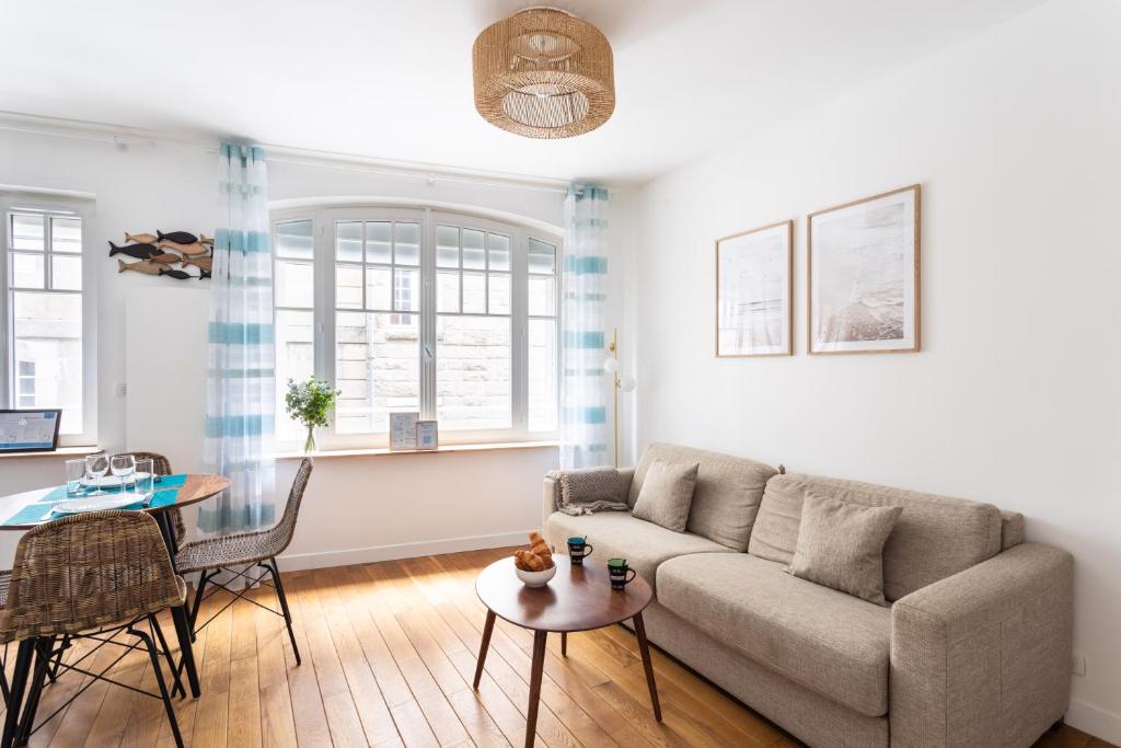 un salon avec un canapé et une table dans l'établissement L'Archipel - Dans l'Intra Muros, à Saint-Malo