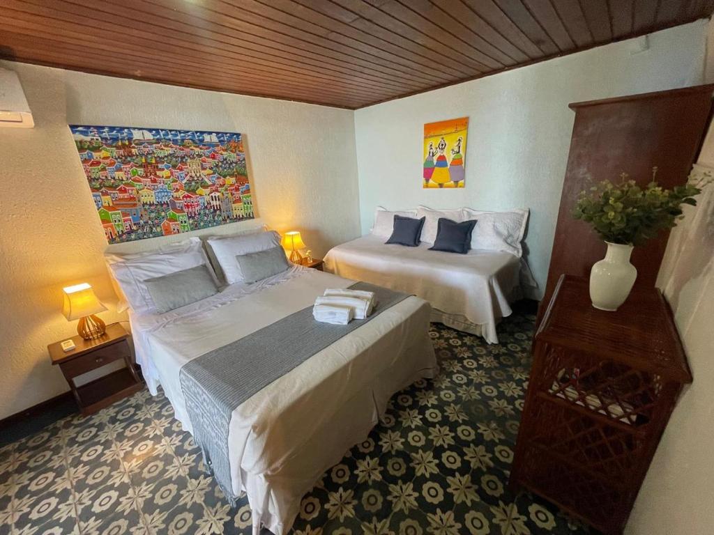 a hotel room with two beds in a room at Pousada Beija Flor in Salvador