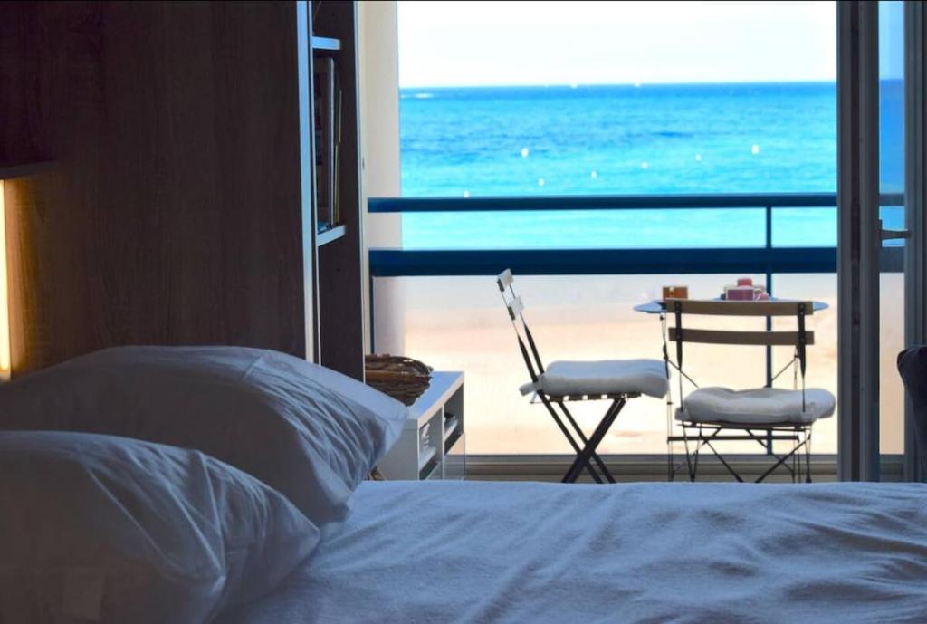 une chambre avec un lit et une vue sur l'océan dans l'établissement Studio avec vue mer à Six-Fours - parking, à Six-Fours-les-Plages