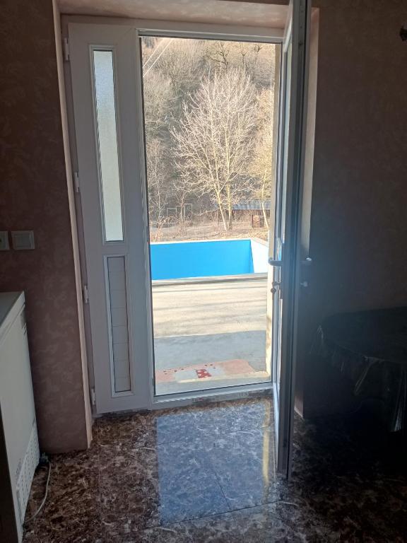 Bazén v ubytování Зелений Рай nebo v jeho okolí