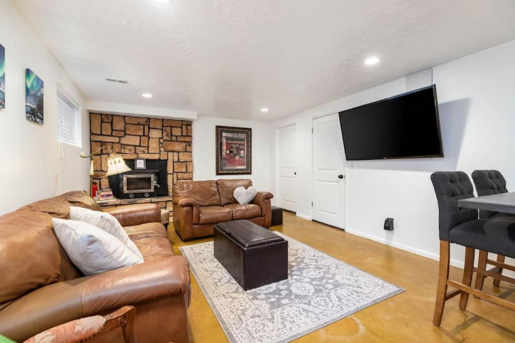 TV a/nebo společenská místnost v ubytování Ski Bum Chalet Close to Resorts