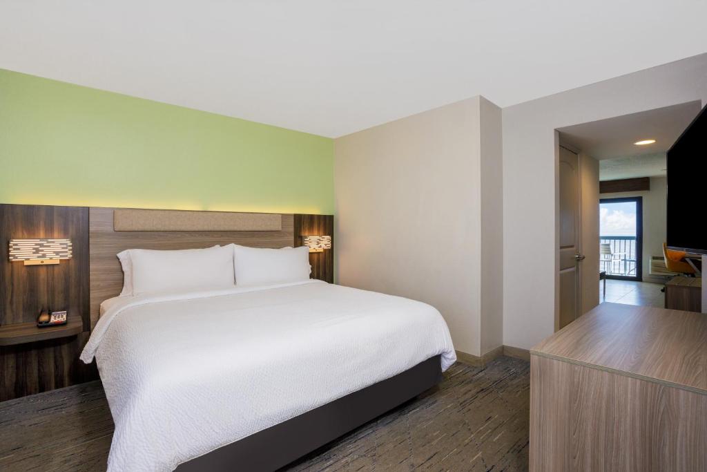 Holiday Inn Express & Suites Oceanfront Daytona Beach Shores, an IHG Hotel - 
