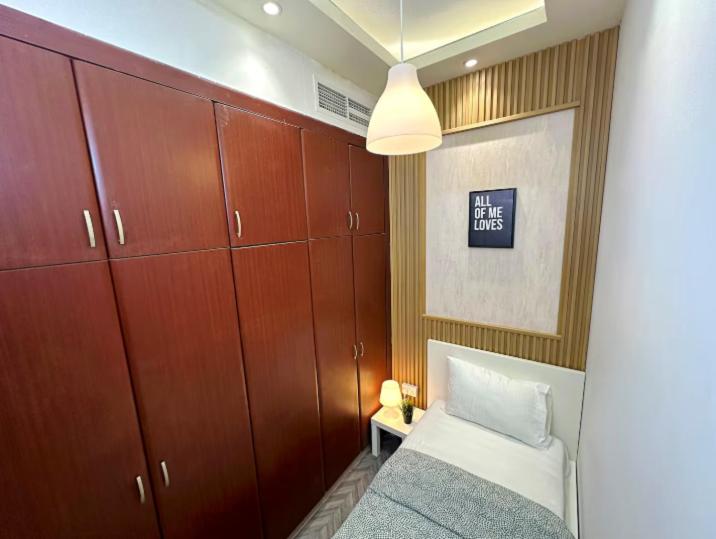 Postel nebo postele na pokoji v ubytování Destination Partition Room in Tecom Near Metro