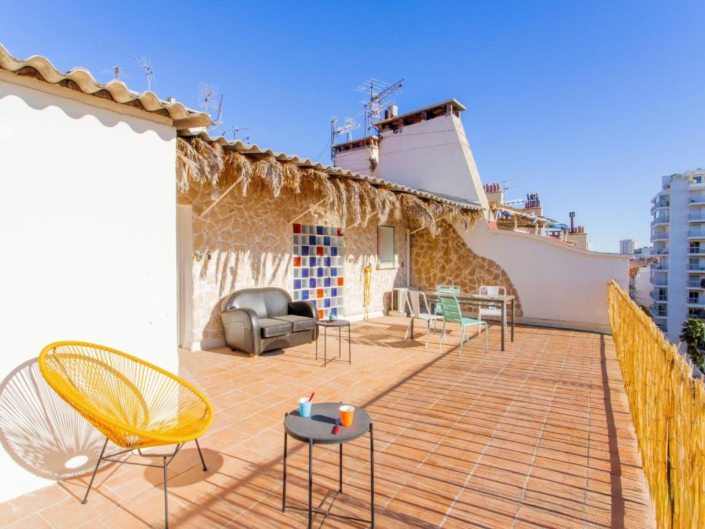 un patio avec des chaises, des tables et un bateau dans l'établissement Apartment Gimelli by Interhome, à Toulon