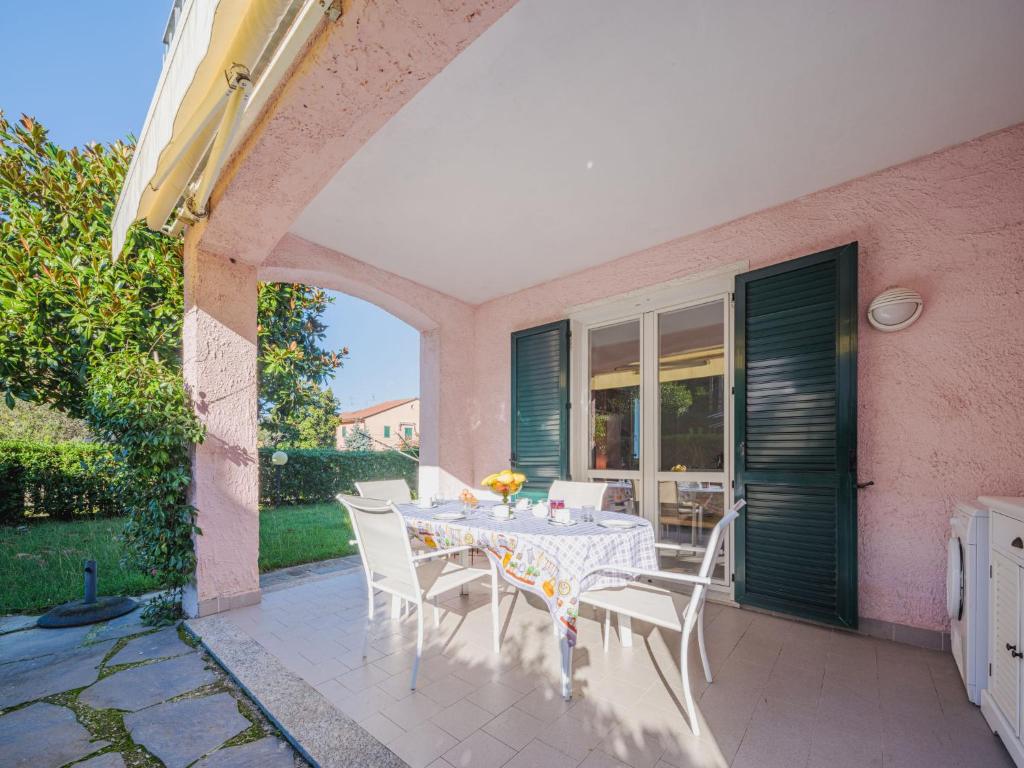 een patio met een tafel en stoelen bij Holiday Home Lucerna Due-5 by Interhome in Ameglia