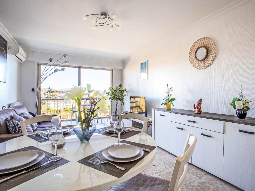 une cuisine et une salle à manger avec une table et des chaises dans l'établissement Apartment Le Cagnes Beach-4 by Interhome, à Cagnes-sur-Mer