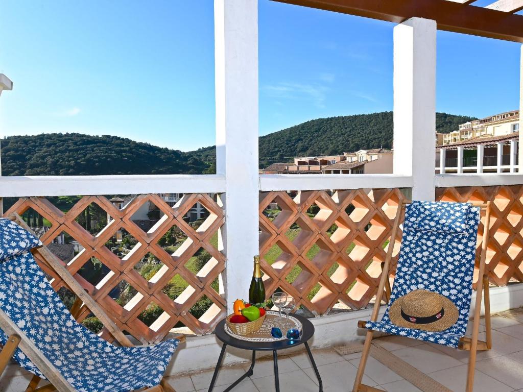 d'un balcon avec deux chaises et une vue sur les montagnes. dans l'établissement Apartment Village Cap Estérel - L'Esquinade-110 by Interhome, à Agay