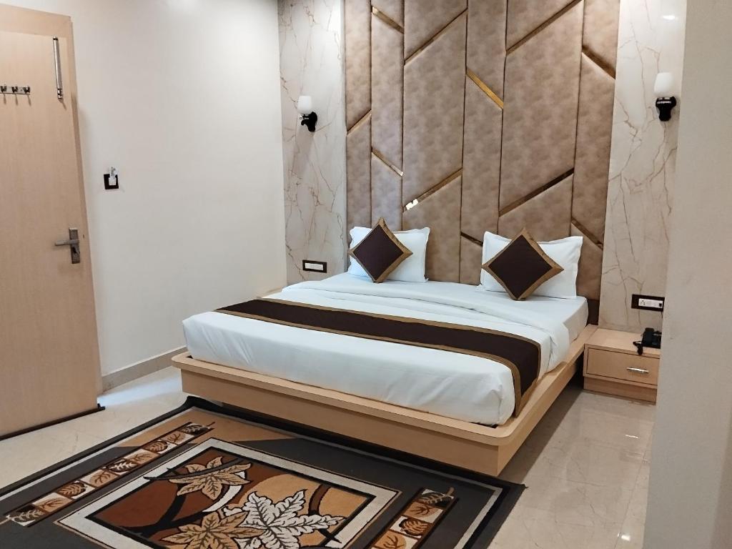 DatiaHotel Grand Inn的卧室里有一张带木质床头板的大床