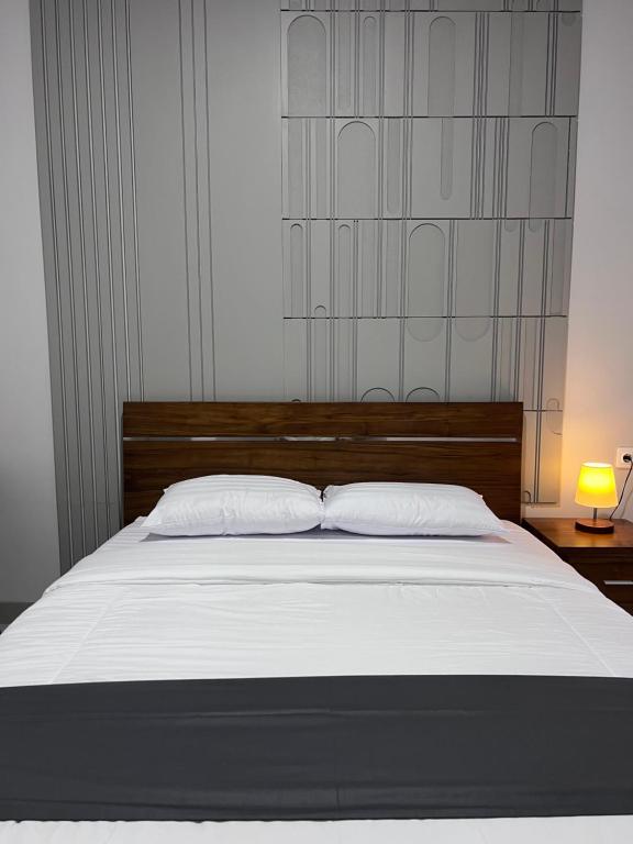 Postel nebo postele na pokoji v ubytování Rauda Living Space Syariah