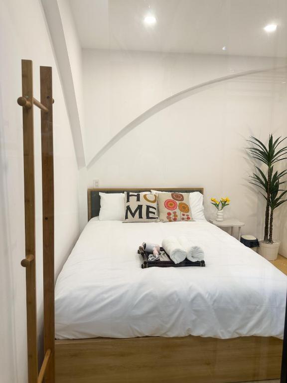 Postel nebo postele na pokoji v ubytování Camellia Home Can Tho Center