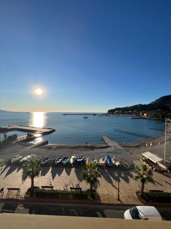 Una vista de una playa con barcos en el agua. en La Nicolina, en Santa Margherita Ligure
