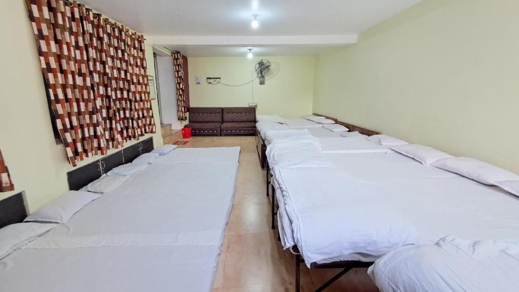 Postel nebo postele na pokoji v ubytování LD Guest House, Ayodhya