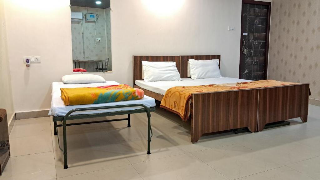 Postel nebo postele na pokoji v ubytování LD Guest House, Ayodhya