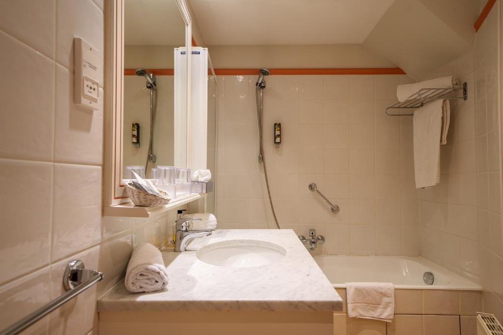 Logis Hôtel Auberge du Cheval Blanc - Tweepersoonskamer