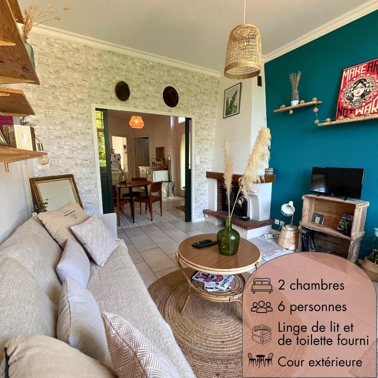 un salon avec un canapé et une table dans l'établissement Le duo des Garennes - Entre confort & indépendance - Cour extérieure en centre ville de Blois, à Blois
