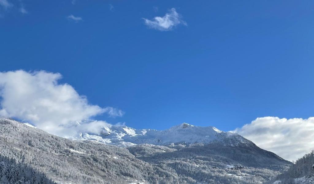 Pemandangan gunung umum atau pemandangan gunung yang diambil dari apartmen