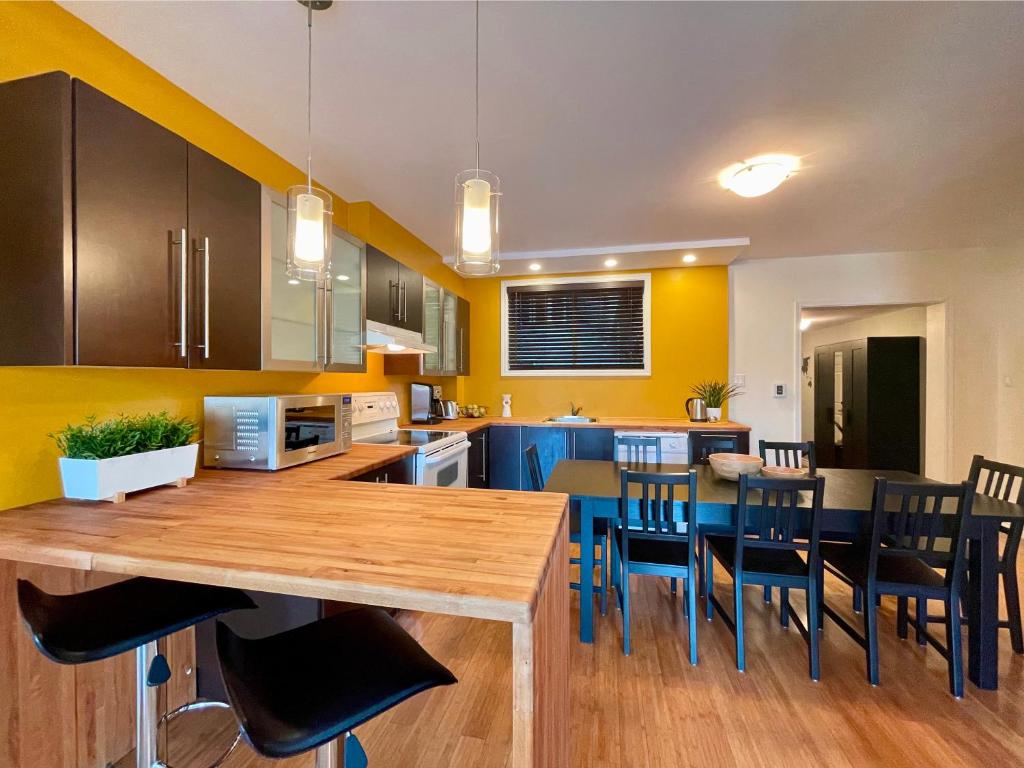 a kitchen with a wooden table and chairs at 29SV-B1 Newo Retro in Quebec City