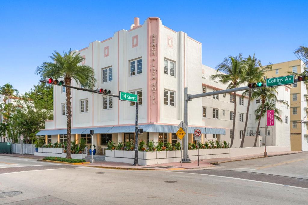 un gran edificio blanco en una esquina con palmeras en Beach Plaza, en Miami Beach