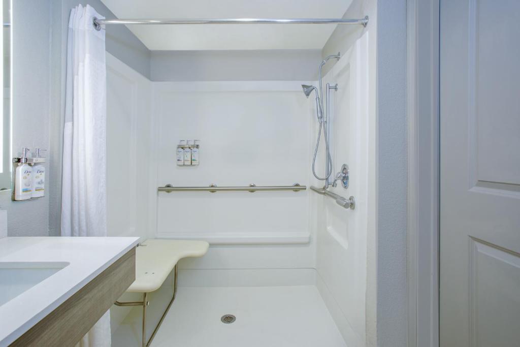 Holiday Inn Express & Suites Oceanfront Daytona Beach Shores, an IHG Hotel - 