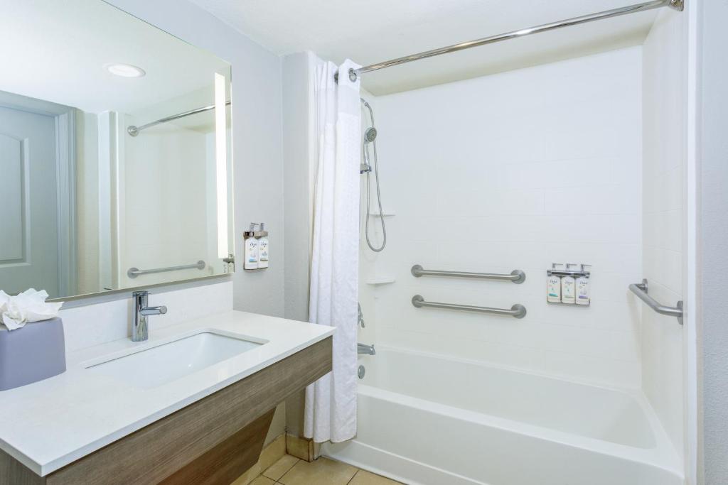 Holiday Inn Express & Suites Oceanfront Daytona Beach Shores, an IHG Hotel - 