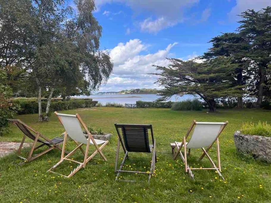 un groupe de trois chaises assises dans l'herbe dans l'établissement Fantastic 6 Bedroom House with stunning sea view, à Arzon
