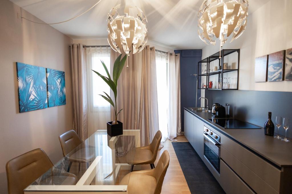 a dining room with a glass table and chairs at Ca del Parco in Montebelluna
