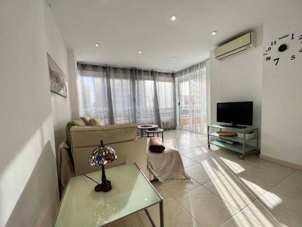 TV a/nebo společenská místnost v ubytování Cozy apartment on the beach of Calpe