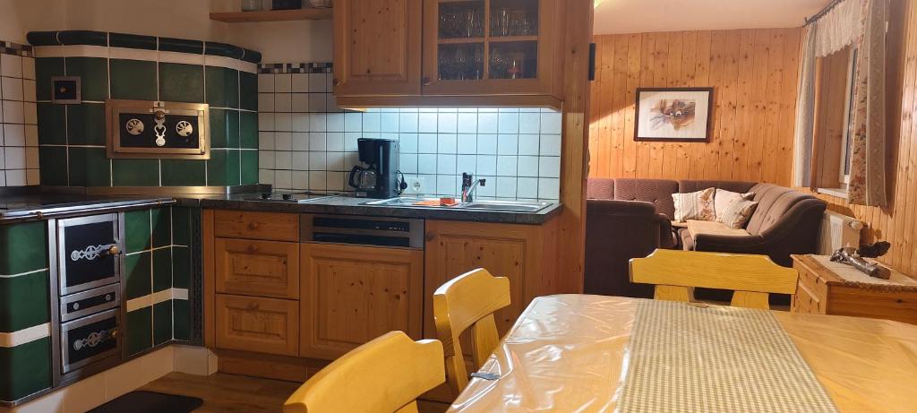 Kuchyň nebo kuchyňský kout v ubytování Ferienhütte Antonia