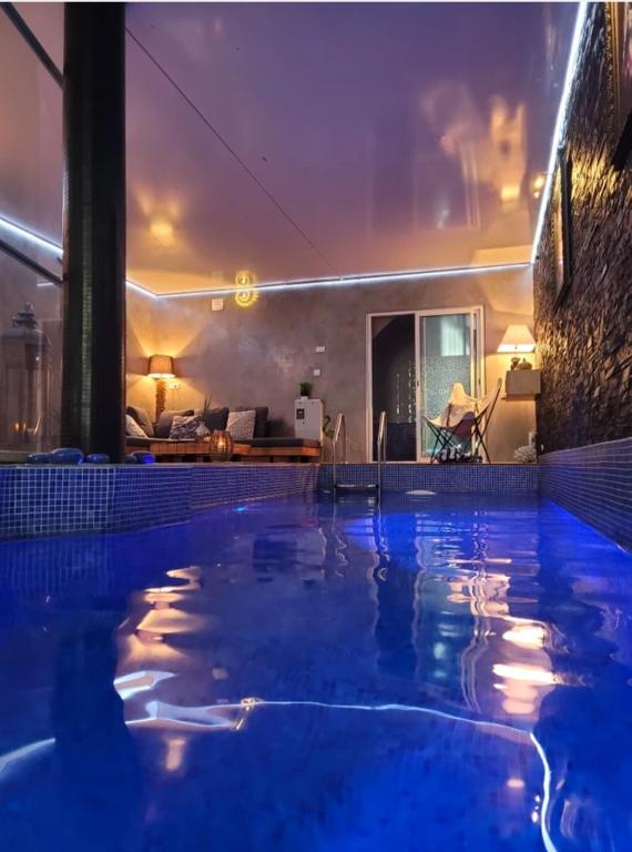 - une piscine la nuit avec un salon dans l'établissement La Suite Secrète, à Rodez
