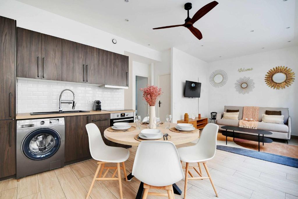 une cuisine et un salon avec une table et des chaises dans l'établissement Amazing apartment - 2BR 6P - Bastille, à Paris
