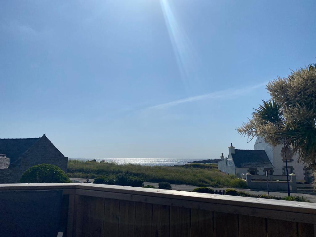 une vue sur l'océan depuis le balcon d'une maison dans l'établissement Baradozic le petit paradis à Melon, à Porspoder