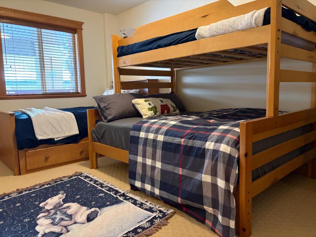 - une chambre avec deux lits superposés et un lit dans l'établissement Gone Ski 'Inn, à Big White