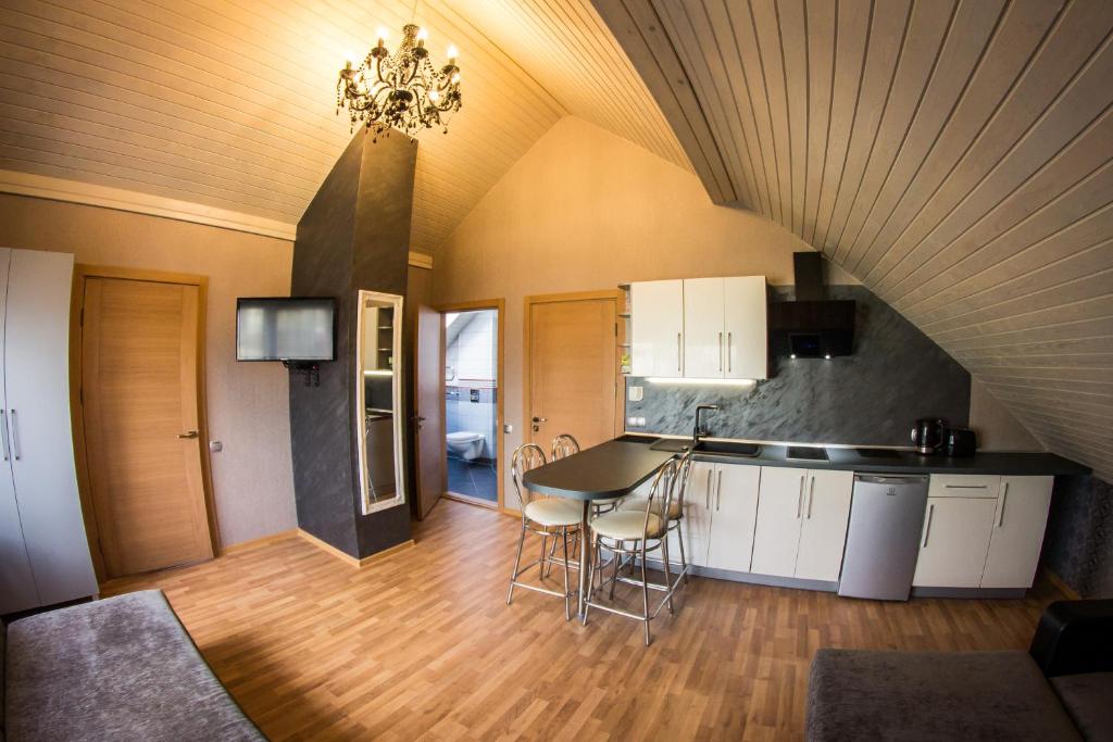 uma cozinha com mesa e cadeiras num quarto em Romance em Ventspils