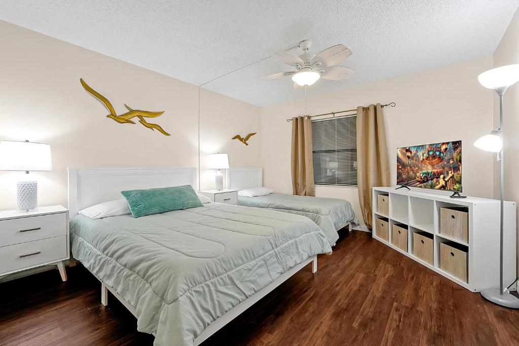 Postel nebo postele na pokoji v ubytování Direct Oceanfront Condo with amazing Views near Cocoa Beach