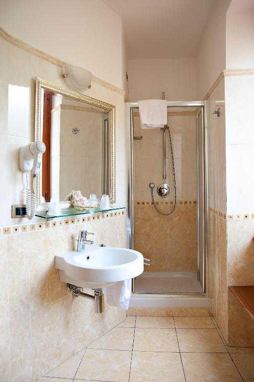 Koupelna v ubytování Hotel Arco Di Travertino