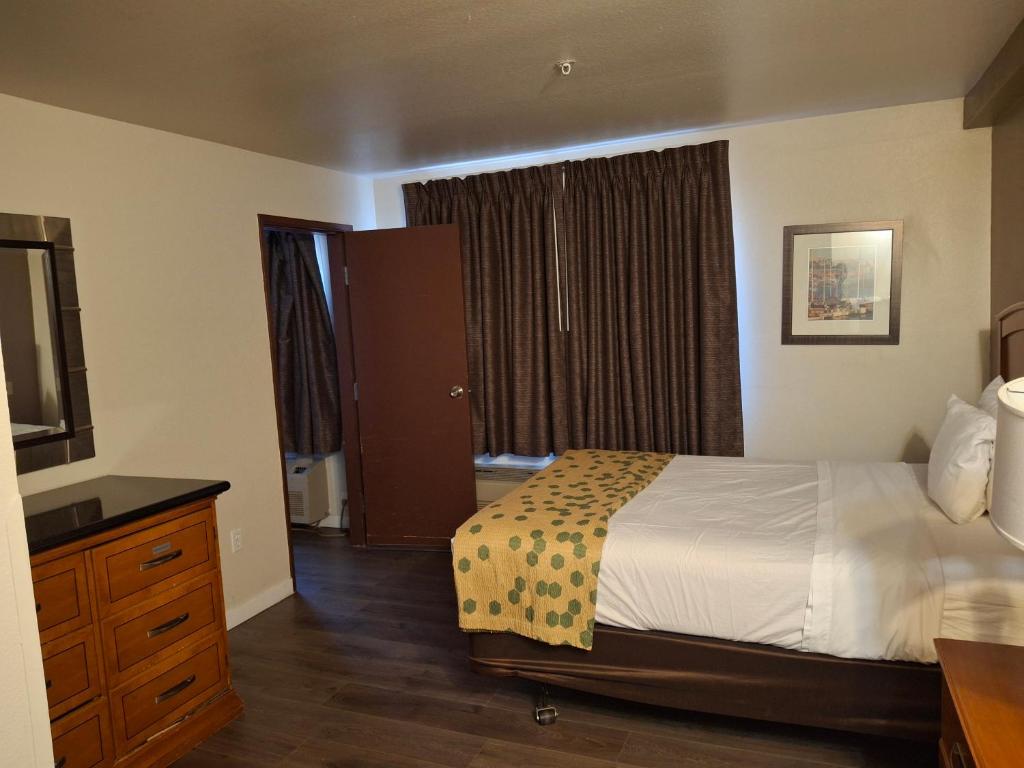 Postel nebo postele na pokoji v ubytování Toppenish Inn and Suites