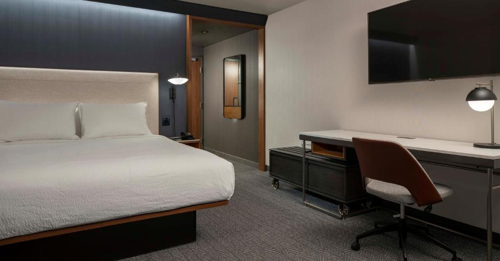 Postel nebo postele na pokoji v ubytování Courtyard by Marriott Bettendorf