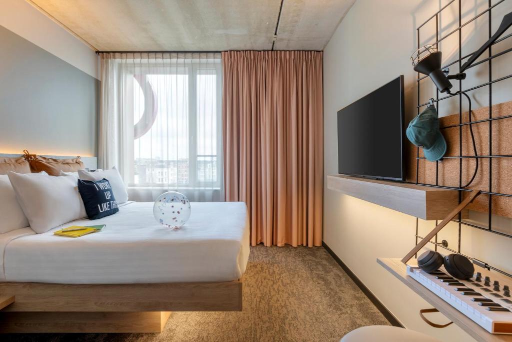 TV a/nebo společenská místnost v ubytování Moxy Antwerp