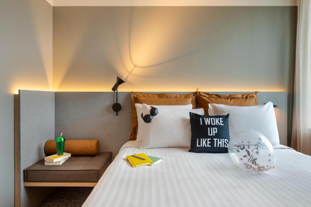 Postel nebo postele na pokoji v ubytování Moxy Antwerp