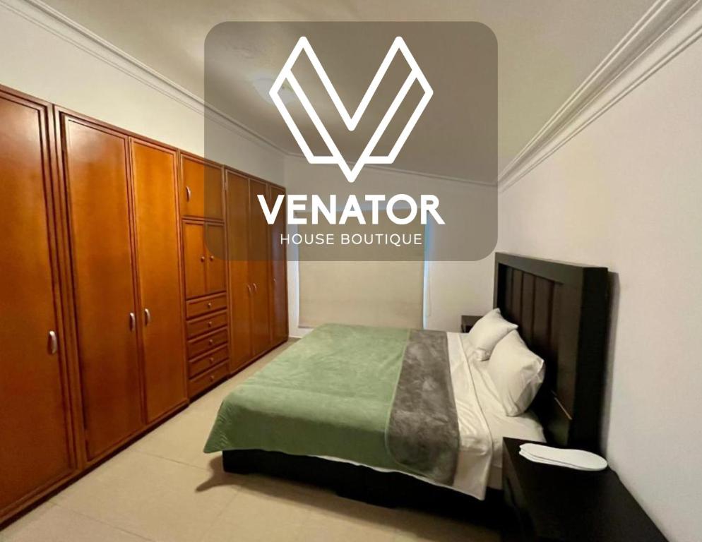 a bedroom with a bed and a v sign on the wall at 21 Habitación cama king size in Miravalle