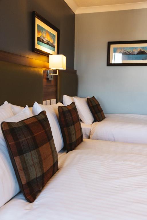 Postel nebo postele na pokoji v ubytování The Portree Hotel