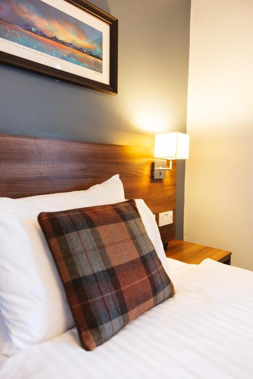 Postel nebo postele na pokoji v ubytování The Portree Hotel